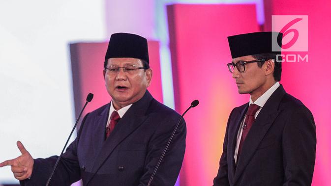 Capres dan Cawapres nomor urut 02 Prabowo Subianto-Sandiaga Uno saat Debat Capres Pilpres 2019 di Hotel Bidakara, Jakarta, Kamis (17/1). Debat perdana ini mengangkat tema hukum, hak asasi manusia, terorisme, dan korupsi. (Liputan6.com/Faizal Fanani)