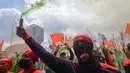 Dalam aksinya, massa buruh membawa enam tuntutan utama, yakni penghapusan sistem outsourcing, kenaikan Upah Minimum 2026 sebesar 8,5–10,5 persen, pembentukan Satgas PHK, serta reformasi pajak perburuhan. (merdeka.com/Arie Basuki)