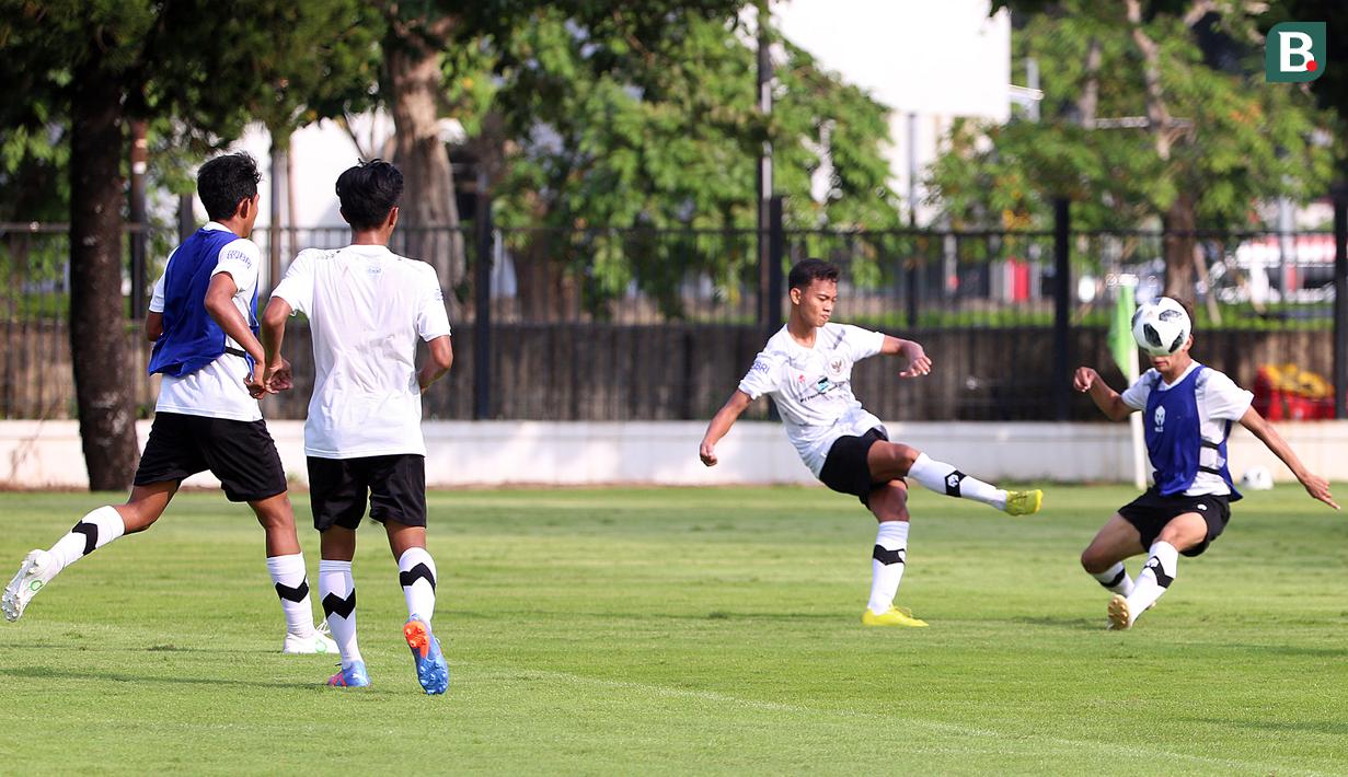 <p>Sejumlah pemain Timnas Indonesia U-17 mengikuti internal game dalam sesi latihan di Lapangan ABC, Senayan, Jakarta, Sabtu (15/7/2023). Latihan tersebut digelar guna persiapan menghadapi Piala Dunia U-17 yang akan digelar 10 November hingga 2 Desember 2023 di Indonesia. (Bola.com/Ikhwan Yanuar)</p>