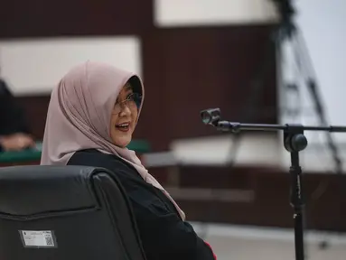 dr Tifauzia Tyassuma atau dikenal dokter Tifa  saat mengikuti sidang  pembacaan dakwaan perkara dugaan pencemaran nama baik terkait tudingan ijazah palsu Presiden ke-7 RI Joko Widodo di Pengadilan Negeri Jakarta Timur, Kamis (02/07/2026),  (Kapanlagi.com/ Budy Santoso)