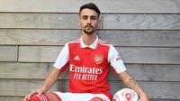 Fabio Vieira akhirnya resmi diperkenalkan sebagai rekrutan anyar Arsenal pada bursa transfer musim panas tahun ini, Selasa (21/6/2022). (dok. Arsenal)