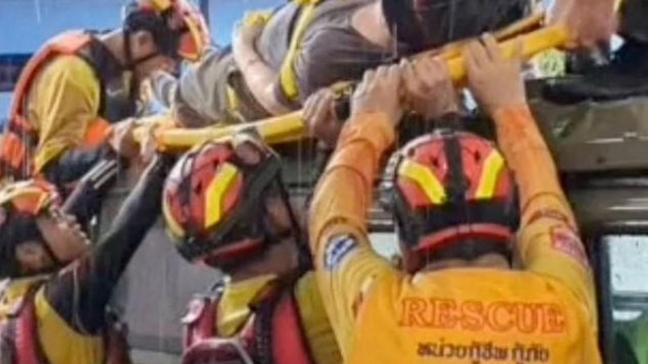 Menurut data dari pusat operasi darurat kerajaan, mengatakan sejak awal musim hujan, ada sebanyak 29 orang telah dilaporkan tewas akibat bencana terkait hujan lebat di Thailand. Foto: Tubjaotak Task Force, Pha Muang Force/Handout via REUTERS