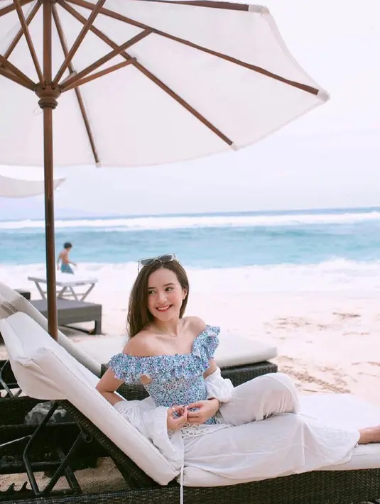 Ingin tampil lebih feminim? coba kenakan sabrina top motif floral seperti Beby Tsabina ini. Kamu bisa memadukannya dengan celana maupun rok. (Instagram/bebytsabina)