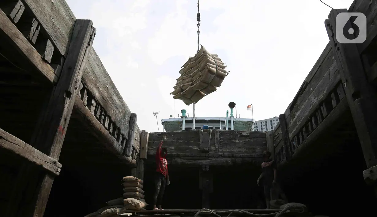 Pekerja tengah melakukan bongkar muat semen di pelabuhan Sunda Kelapa, Jakarta, Kamis (6/1/2022). Proyeksi ini didukung oleh pembukaan kembali ekonomi secara bertahap, yang berpotensi menghasilkan proyek properti dan infrastruktur yang lebih baik. (Liputan6.com/Angga Yuniar)