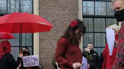 Pekerja seks menuntut untuk dapat bekerja ketika memprotes perlakuan dan stigma yang tidak setara selama demonstrasi di Den Haag, Belanda, Selasa (2/3/2021). Mereka berdemonstrasi di luar parlemen dalam protes terhadap penguncian keras virus corona oleh pemerintah. (AP Photo/Patrick Post)