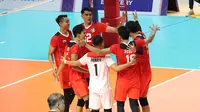 Selebrasi para pemain tim bola voli putra Indonesia setelah meraih poin saat menghadapi Filipina pada laga pertama Grup A cabor bola voli putra SEA Games 2023 di Olympic Complex Indoor Main Hall, Phnom Penh, Kamboja, Rabu (3/5/2023). Tim bola voli putra Indonesia menang 3-0 (25-18, 25-18, 25-23). (Bola.com/Abdul Aziz)