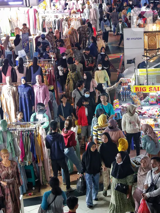 Pakaian muslim, serta baju anak menjadi buruan utama para pengunjung. (Liputan6.com/Angga Yuniar)
