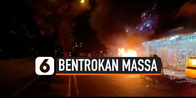 VIDEO: Mencekam, 4 Motor Dibakar Saat Ormas dan Perguruan Silat Bentrok
