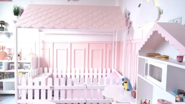 Potret Detail Kamar Baby Khalisa Anak Kartika Putri. (Sumber: Youtube.com/Kartika Putri Official)