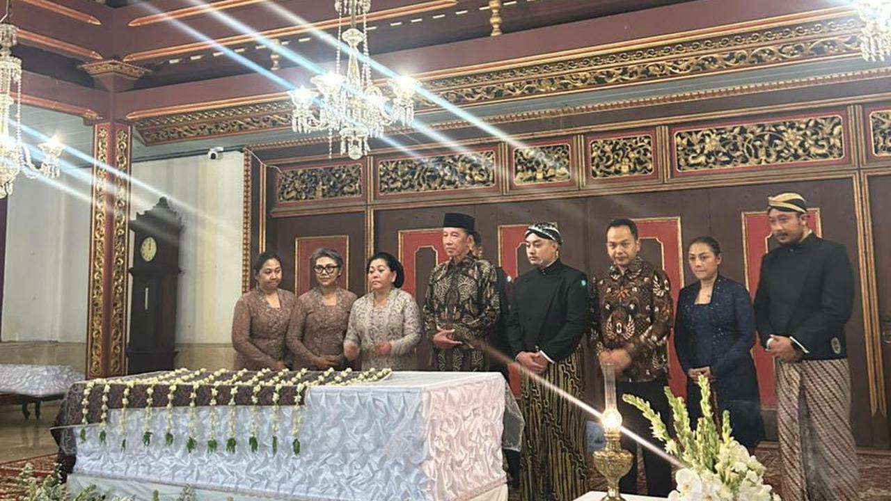 Jokowi Melayat Paku Buwono XIII