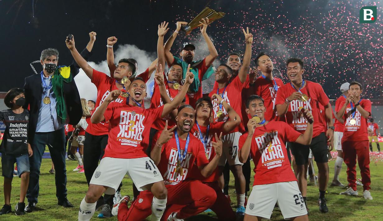 Bali United pun sukses mempertahankan gelar juara di Liga 1 setelah menjadi juara pada edisi terakhir 2019. Tahun 2020 Liga 1 dihentikan akibat merebaknya wabah COVID-19. (Bola.com/M Iqbal Ichsan)