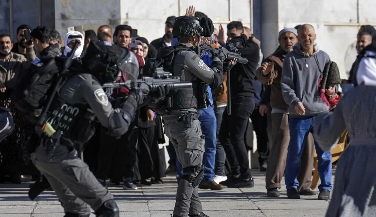 Pasukan keamanan Israel mengambil posisi saat bentrokan dengan demonstran Palestina di Kompleks Masjid Al Aqsa, Kota Tua Yerusalem, 15 April 2022. Pasukan keamanan Israel memasuki Kompleks Masjid Al Aqsa ketika ribuan warga Palestina berkumpul untuk salat saat Ramadhan. (AP Photo/Mahmoud Illean)