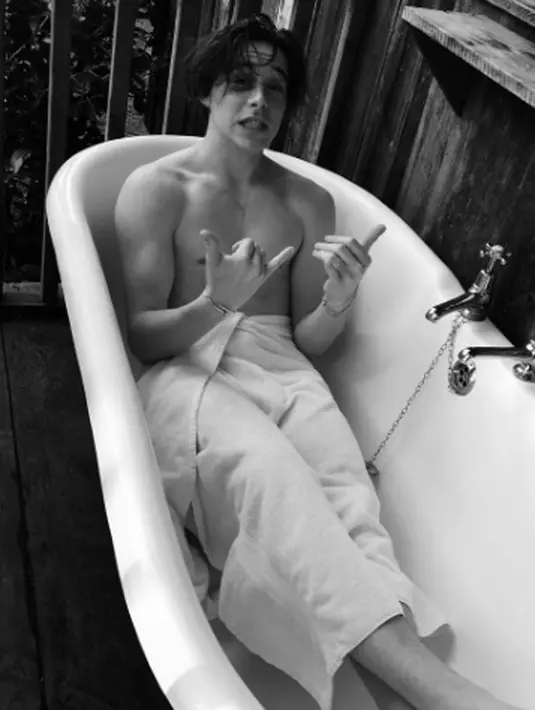 Brooklyn Beckham juga pose begitu memesona didalam bathtub kamar mandinya. Usai mengunggah foto tersebut, para netizen wanita langsung memuji ketampanan putra sulung Victoria. (instagram/Bintang.com)