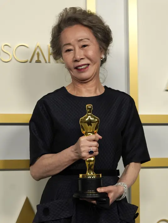 Yuh-Jung Youn, pemenang penghargaan untuk Aktris Pendukung Terbaik dalam film Minari berpose di ruang pers Oscar di Union Station di Los Angeles, Minggu (25/4/2021). Youn Yuh-jung menjadi aktris Korea Selatan pertama yang memenangi Academy Awards atau Piala Oscar. (AP Photo/Chris Pizzello, Pool)