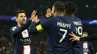 Ekspresi Lionel Messi dan Kylian Mbappe bersama rekan-rekan lainnya usai mencetak gol ke gawang Nantes, Minggu (5/3/2023) dini hari WIB. (AP Photo/Aurelien Morissard)