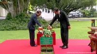 Presiden Joko Widodo (Jokowi) menyambut hangat Perdana Menteri Republik Demokratik Timor Leste, Taur Matan Ruak di Istana Kepresidenan Bogor pada Senin (13/2/2023). (Dok. Biro Pers Sekretariat Presiden)