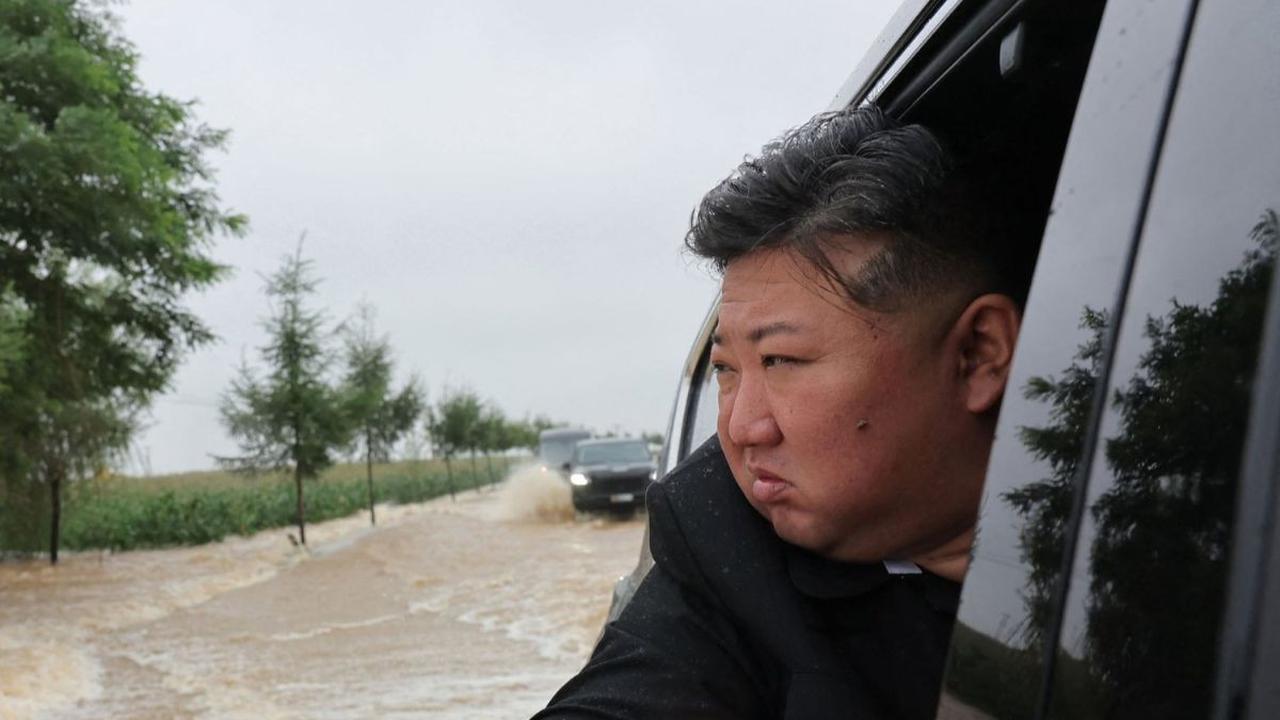 Foto yang dirilis KCNA memperlihatkan Pemimpin Korea Utara, Kim Jong-un terjun langsung memantau penanganan dampak banjir di Kota Sinuiju, Provinsi Pyongan Utara, Korea Utara, pada 28 Juli 2024. Foto: KCNA/AFP