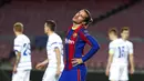 Penyerang Barcelona, Antoine Griezmann, tampak kecewa usai gagal mencetak gol ke gawang Dynamo Kiev pada laga Liga Champions di Stadion Camp Nou, Kamis (5/11/2020). Barcelona menang dengan skor 2-1. (AP/Joan Monfort)