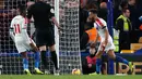 Pemain Crystal Palace, Andros Townsend (kanan) berselebrasi usai mencetak gol ke gawang  Chelsea pada pertandingan Liga Inggris di Stamford Bridge, London (4/11). Chelsea menang atas Crystal Palace dengan skor 3-1. (AFP Photo/Frank Augstein)