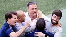 Pelatih Timnas Spanyol, Luis Enrique dan staf pelatih lainnya meluapkan kebahagiaan usai mengalahkan Kroasia pada babak 16 besar Euro 2020 di Stadion Parken, Senin (28/7/2021). (Wolfgang Rattay, Pool via AP)
