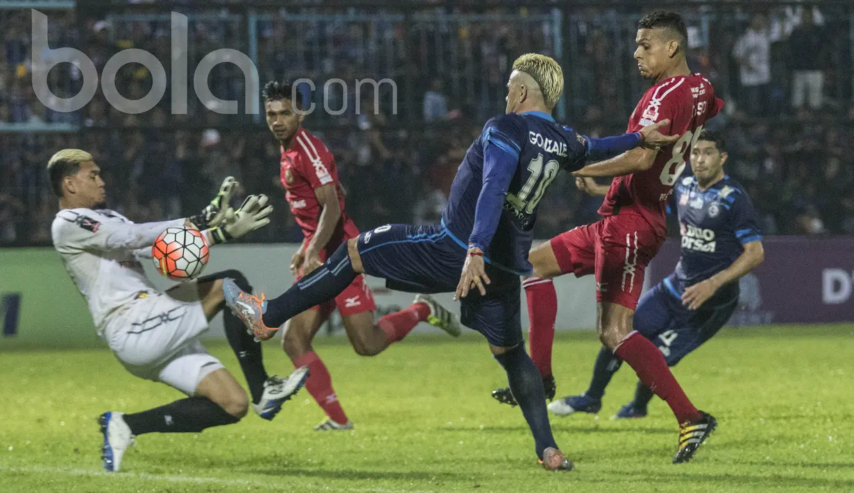 Naluri mencetak gol Cristian Gonzales tetap tajam walaupun sudah memasuki usia senja bagi pesepak bolaa. (Bola.com/Vitalis Yogi Trisna) 