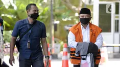 Bupati nonaktif Sidoarjo Saiful Ilah (kanan) tiba di Gedung KPK, Jakarta, Selasa (7/4/2020). Saiful Ilah akan menjalani pemeriksaan lanjutan sebagai tersangka untuk melengkapi berkas terkait dugaan menerima suap proyek infrastruktur di Dinas PUPR Kabupaten Sidoarjo. (merdeka.com/Dwi Narwoko)