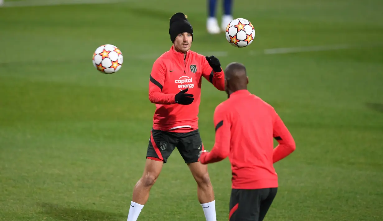 Pemain depan Atletico Madrid Antoine Griezmann ambil bagian dalam sesi latihan di Madrid, menjelang matchday kelima Grup B Liga Champions melawan AC Milan, Selasa (23/11/2021). Atletico dan AC Milan berjuang meraih tiket ke babak 16 besar Liga Champions pada Kamis dini hari WIB. (OSCAR DEL POZO/AFP)