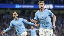 Selebrasi gelandang Kevin De Bruyne (kanan) setelah mencetak gol ke gawang Arsenal pada laga Liga Inggris 2022/2023 di Etihad Stadium, Manchester (26/4/2023). Dari total 29 laga di Liga Inggris musim ini, Kevin De Bruyne menjadi raja assist The Citizens dengan koleksi 18 assist dan menyumbang 7 gol. Sebagian besar assistnya mampu membawa Erling Haaland jadi bomber mematikan di depan gawang lawan. (AP Photo/Dave Thompson)