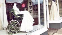 The White Collection, bridal shop di Portishead, Inggris memajang manekin dengan gaun pengantin yang duduk di kursi roda. (dok. Instagram @thewhitecollection/https://www.instagram.com/p/BsdqblahPVa/Putu Elmira)