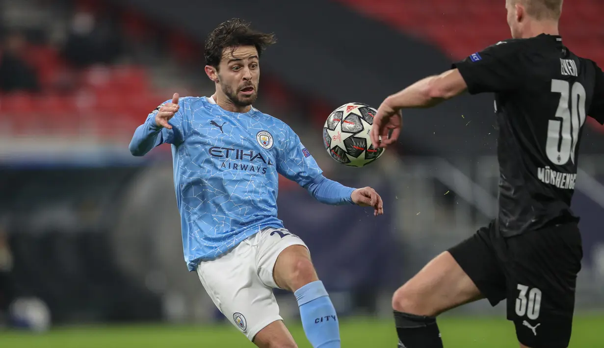 Gelandang Manchester City, Bernardo Silva (kiri) dan bek Borusia Monchengladbach, Nico Elvedi bersaing untuk memperebutkan bola pada leg pertama 16 besar Liga Champions di Puskas Arena, Kamis (25/2/2021) dini hari WIB. Man City tekuk tuan rumah Borusia Monchengladbach 2-0. (FERENSI ISZA / AFP)