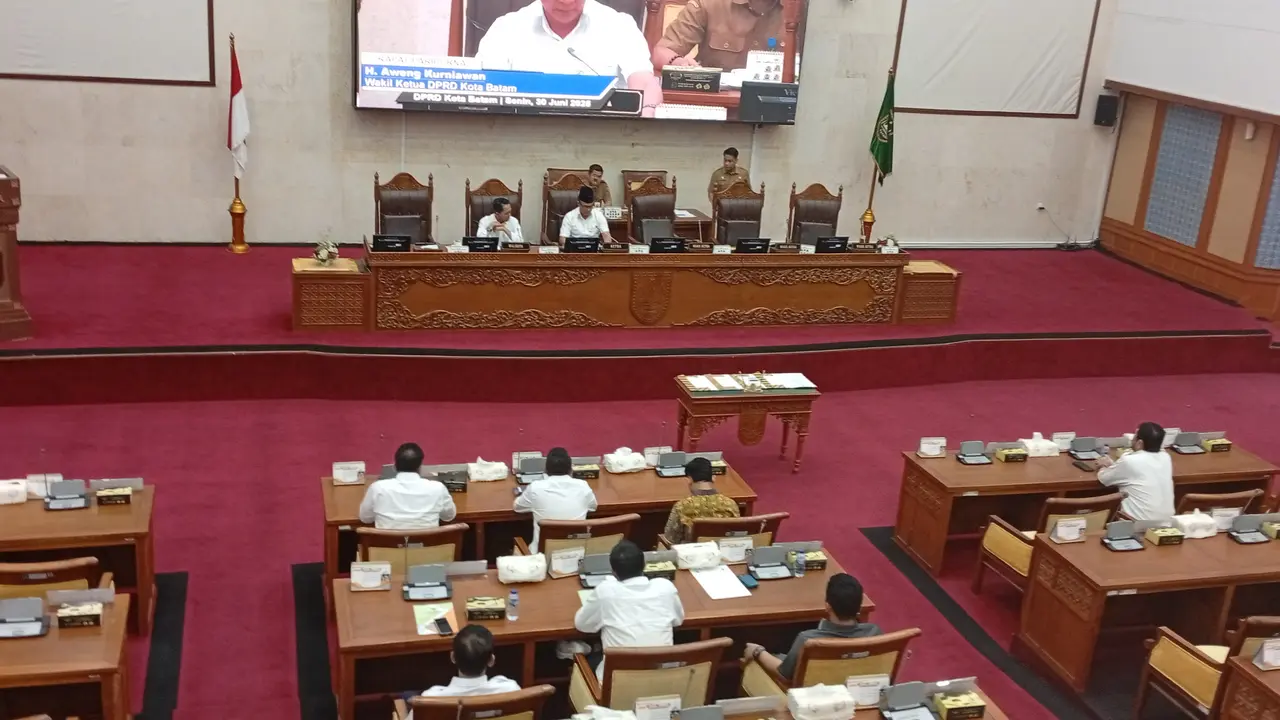 rapat paripurna di DPRD Batam