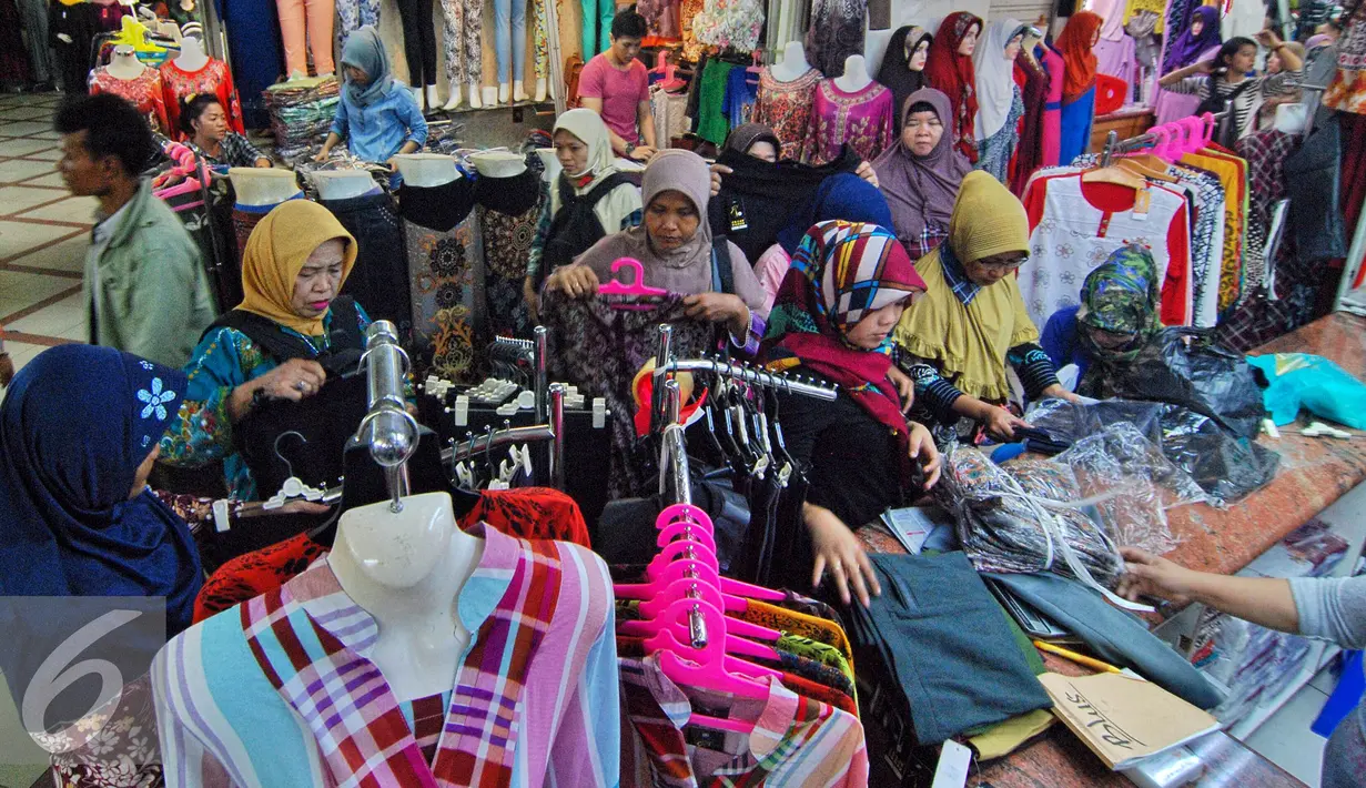 Koleksi baju muslim banyak menjadi incaran pembeli di Bulan Ramadan, Jakarta, Kamis (2/7/2015). Memasuki pertengahan Ramadan pedagang mengaku penjualan baju muslim meningkat dari bulan-bulan sebelumnya. (Liputan6.com/Yoppy Renato)