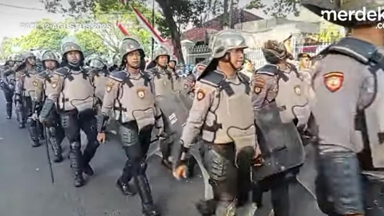 VIDEO: Pati Memanas! Situasi Terkini Brimob Bersenjata Siaga Penuh Jaga Demo Besar Tuntut Bupati Mundur