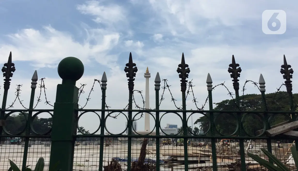 Suasana pembangunan proyek revitalisasi Taman Monumen Nasional (Monas) di Jakarta, Sabtu (18/1/2020). Proyek revitalisasi Taman Monas membuat 190 pohon di lokasi tersebut ditebas habis. (Liputan6.com/Immanuel Antonius)