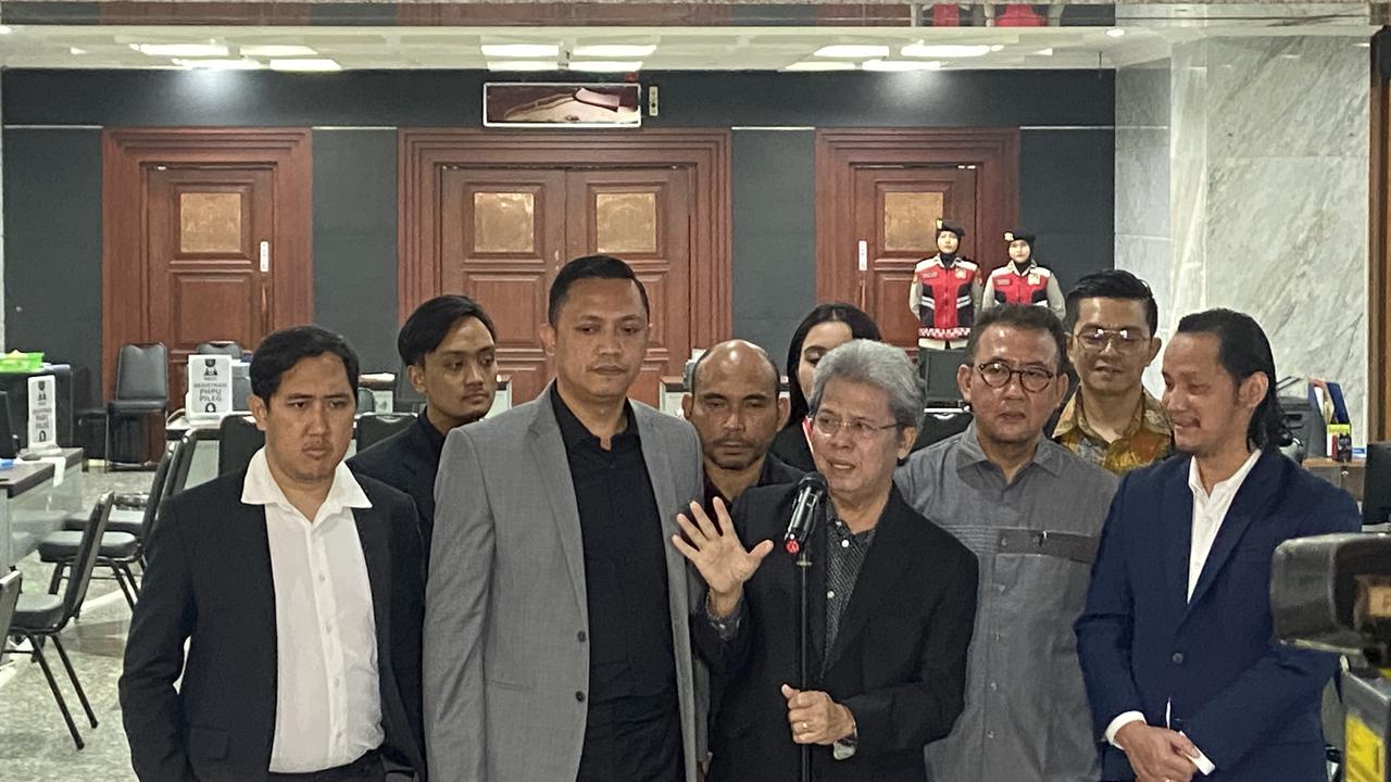 Tim Kuasa Hukum Ganjar-Mahfud menyerahkan kesimpulan sidang sengketa Pilpres 2024 ke Mahkamah Konstitusi, Selasa (16/4/2024).