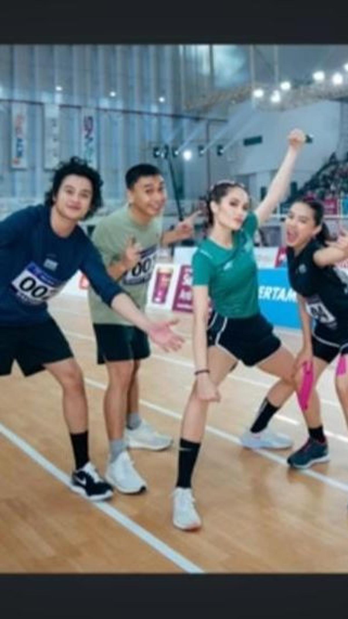 Dalam turnamen atletik terbagi menjadi dua pertandingan. Pertama lari jarak pendek 100 meter dan kedua lari estafet 400 meter. 

(foto : youtube.com/Raditya Dika)