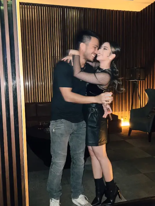 Gaya gothic tak menghalangi Jessica Mila untuk jadi ratu pesta. Ia padukan tank top dan atasan jaring-jaring dengan rok mini dan boots heels [@jscmila]