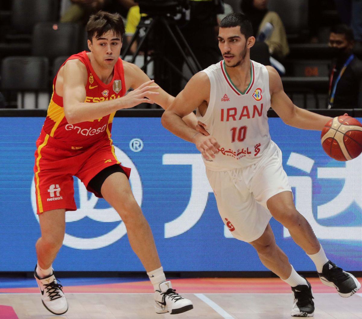 Timnas Basket Spanyol berhasil mengalahkan Iran dengan skor 85-65 pada laga pamungkas penyisihan Grup G Piala Dunia Basket 2023 di Indonesia Arena, Jakarta, Rabu (30/8/2023) malam WIB. Ini merupakan kemenangan ketiga bagi Timnas Spanyol yang membuarnya me