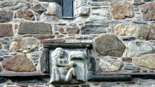Ukiran Sheela-na-Gig di salah satu dinding The Rodel. (Sumber Wikimedia/geograph.org.uk/Russel Wills)