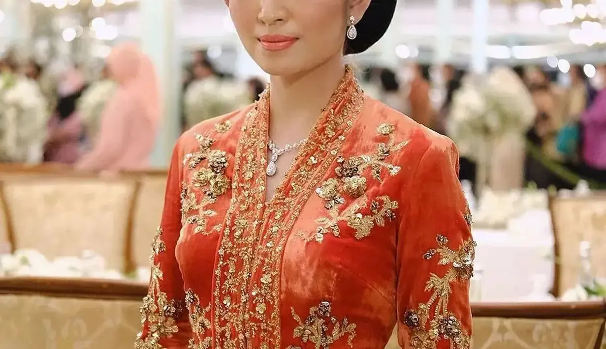 Selvi Ananda terlihat ayu luar biasa dalam balutan kebaya merah. Kebaya dengan bordir dan payet emas yang menambah nuansa mewah ini terlihat membalut tubuh Selvi dengan amat baik. [Foto: Instagram/selvie_ananda_]