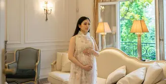 Tak terkecuali momen maternity shoot yang dilakoni baru-baru ini di Paris. [Instagram/jessicatanoe]