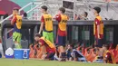Sejumlah pemain Timnas Spanyol U-17 tampak serius mengamati jalannya laga melawan Jerman U-17 pada babak perempat final Piala Dunia U-17 2023 di Jakarta International Stadium (JIS), Jumat (24/11/2023). (Bola.com/M Iqbal Ichsan)