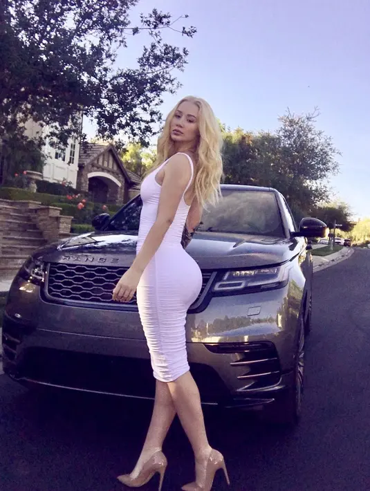 "Aku sendirian. Aku ingin bertemu seseorang yang bukan dari industri musik," jelas Iggy. (instagram/thenewclassic)