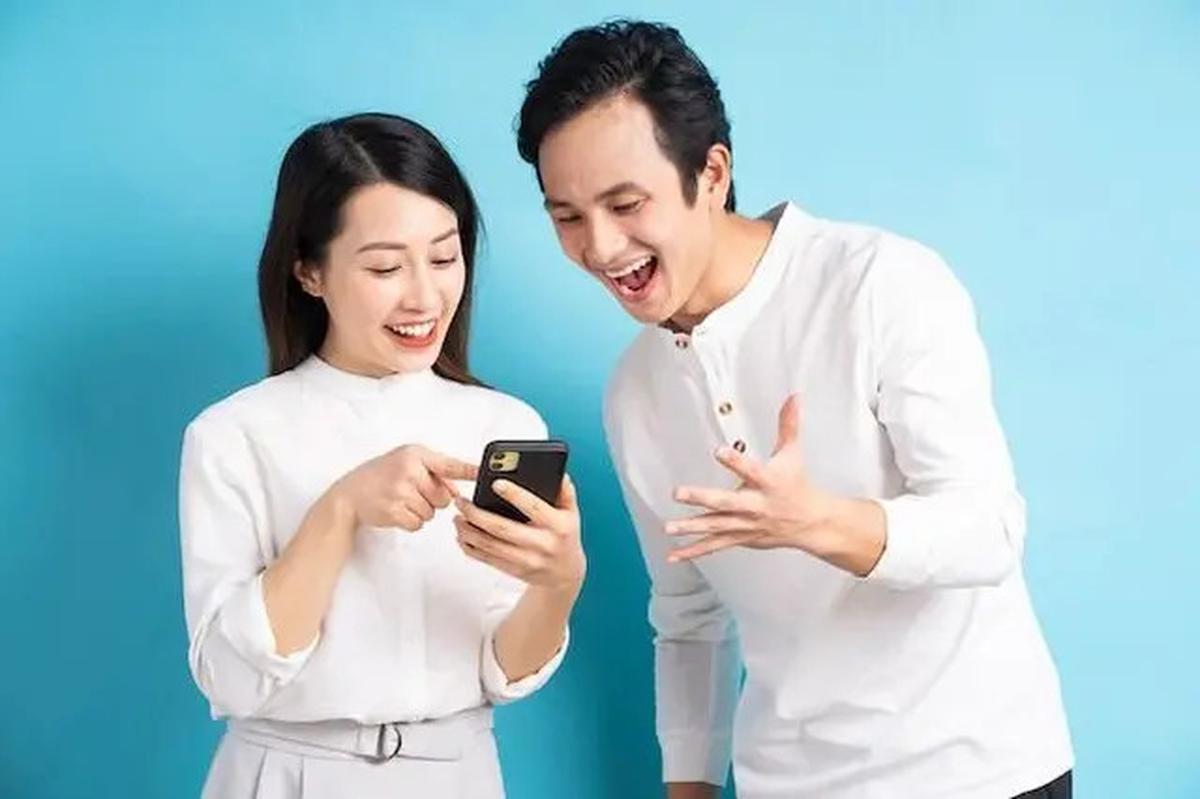 5 Kebiasaan Chatting yang Membuat Pria Semakin Menyukai Kamu