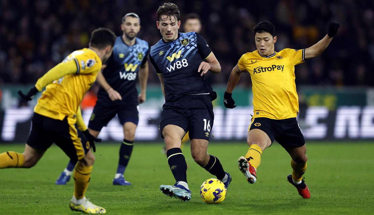 <p>Pemain Wolverhampton, Hwang Hee-chan (kanan) berusaha merebut bola dari pemain Burnley, Sander Berge pada laga pekan ke-15 Liga Inggris 2023/2024 yang berlangsung di Molineux Stadium, Wolverhampton, Inggris, Rabu (06/12/2023) dini hari WIB. (AP Photo)</p>