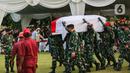 Tentara membawa peti jenazah Menpan RB Tjahjo Kumolo saat prosesi pemakaman di Taman Makam Pahlawan Kalibata, Jakarta, Jumat (1/7/2022). Tjahjo Kumolo meninggal dunia di Rumah Sakit Abdi Waluyo Jakarta Pusat sekitar pukul 11.10 WIB. (Liputan6.com/Faizal Fanani)