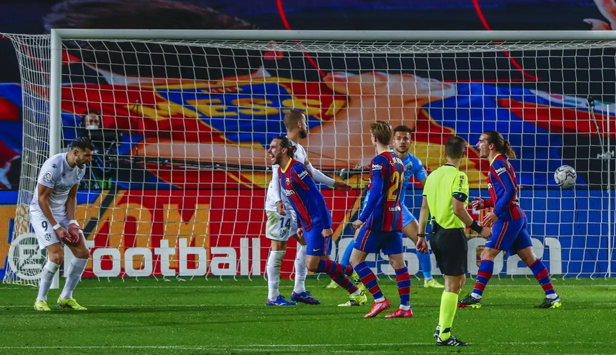 Pemain Barcelona Oscar Mingueza (tengah) melakukan selebrasi usai mencetak gol ke gawang Huesca pada pertandingan Liga Spanyol di Stadion Camp Nou, Barcelona, Spanyol, Senin (15/3/2021). Barcelona menang 4-1. (AP Photo/Joan Monfort)
