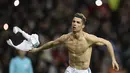 Striker Real Madrid, Cristiano Ronaldo, melepas baju untuk melakukan selebrasi usai mencetak gol ke gawang Juventus pada laga Liga Champions di Stadion Santiago Bernabeu, Rabu (11/4/2018). Real Madrid takluk 1-3 dari Juventus. (AFP/Oscar Del Pozo)