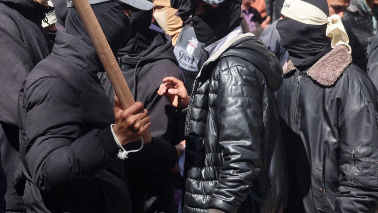 Beberapa hari terakhir, sekelompok pria bertopeng dan bersenjata tiba-tiba muncul di Rafah, Jalur Gaza, Palestina. Mereka berpatroli di pasar-pasar untuk menjaga dan mengendalikan harga barang yang menjadi kebutuhan pokok, utamanya bahan makanan. Mohammed