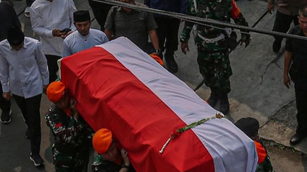 Upacara persemayaman jenazah dilakukan secara militer di kediamannya di wilayah Matraman, Jakarta Timur. Foto: Liputan6.com / Angga Yuniar<br>